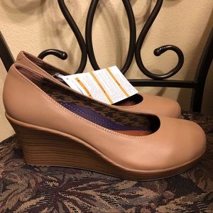 Beige platform heels size 8 Crocs